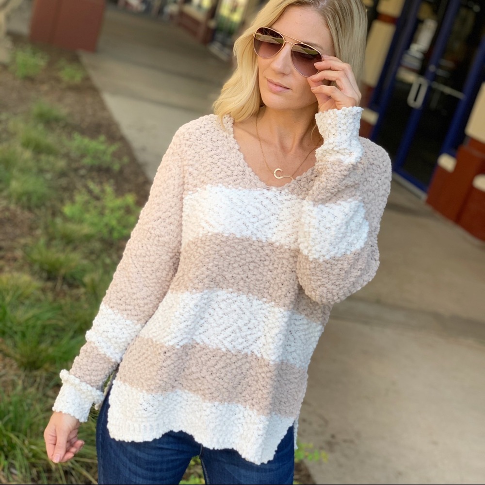✨LAST ONE✨Taupe and Ivory popcorn sweater v neck - Picture 3 of 5